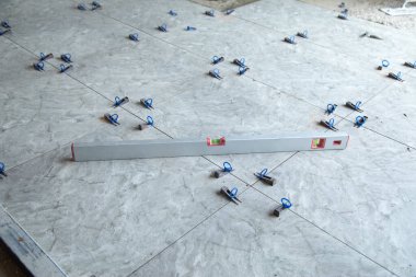 Döşeme hizalama sistemi. Zemini yeniliyorum.