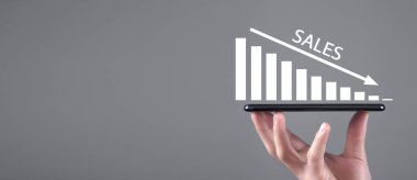 Satış grafiğini gösteren bir adam. Ekonomik çöküş. Kriz