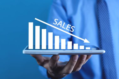 Satış grafiğini gösteren bir adam. Ekonomik çöküş. Kriz