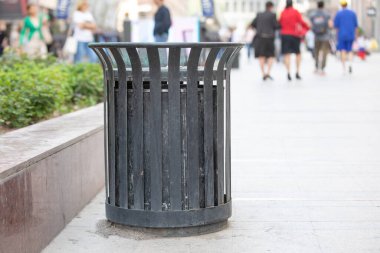 Şehirdeki metal çöp kutusu.