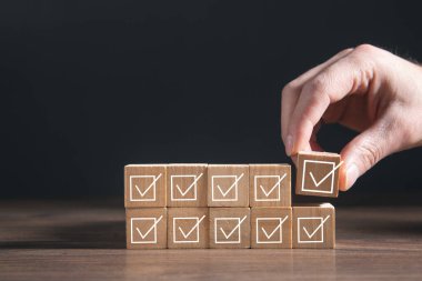 Tahta küplerin üzerindeki kontrol kutusu. İş konsepti