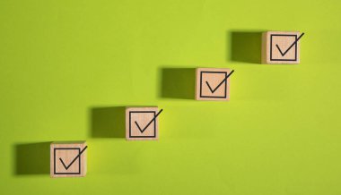 Tahta küplerin üzerindeki kontrol kutusu. İş konsepti