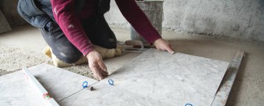 Seramik seramik seramik döşeme. Zemini yeniliyorum.