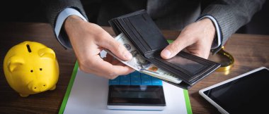 Cüzdanı olan bir iş adamı..