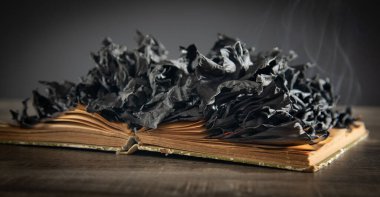 Ahşap masada yanan kitap.. 