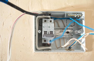 Kablolar, duvardaki düğme kutusu..