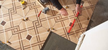 Seramik seramik seramik döşeme. Zemini yeniliyorum.