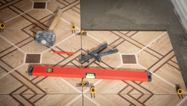 Zemindeki bina katı. Zemini yeniliyorum.