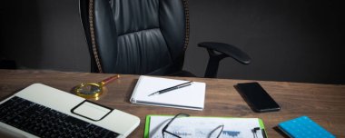 Ofisi olan siyah deri koltuğa odaklan..