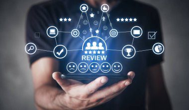 Akıllı telefon gösteren bir adam. Gözden geçir. Müşteri memnuniyeti. Tecrübe