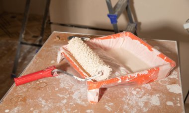 Boya silindirini boyayla tepside boya.