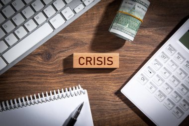 İş objeleriyle ahşap blokta kriz kelimesi.