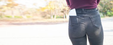 Cebinde cep telefonu olan kız. 