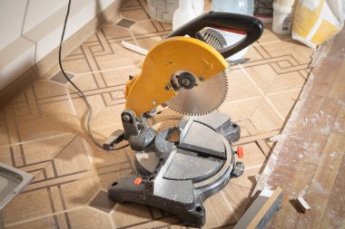 Modern dairesel kesim makinesi. Mobilyaların bir kısmını kesmek