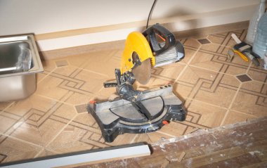 Modern dairesel kesim makinesi. Mobilyaların bir kısmını kesmek