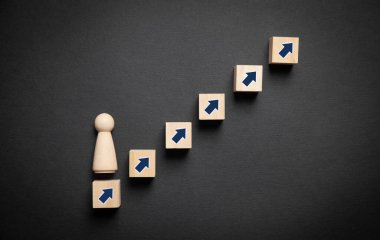 Oklu ve küplü tahta insan figürü. İş için. Kariyer. Büyümek. Başarı