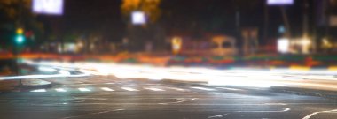 Gece şehrinde araba ışıkları. Trafik vardı.