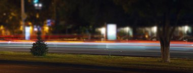 Gece şehrinde araba ışıkları. Trafik vardı.