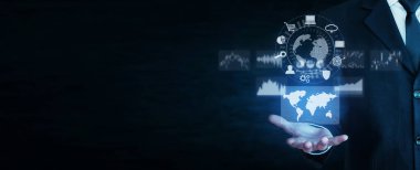 Adam dünya haritası, grafikler gösteriyor. Dijital Teknoloji. Finans