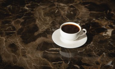 Evdeki mutfak tezgahında kahve..