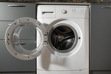 Beyaz çamaşır makinesi evde..