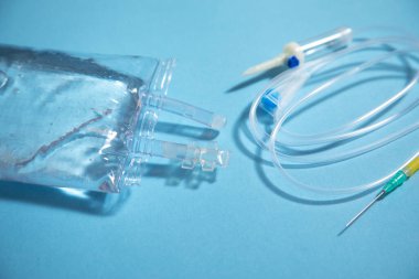  Mavi arka planda kan torbası. Damlama odası