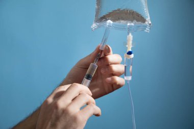 Doktor serum torbasına sıvı ilaç enjekte etti..