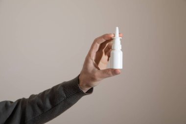  Burnu şişeden düşmüş beyaz bir adam..