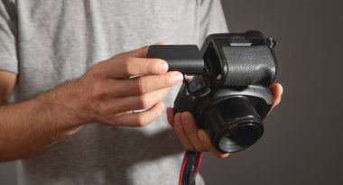 Fotoğrafçı kameraya pil yerleştiriyor.