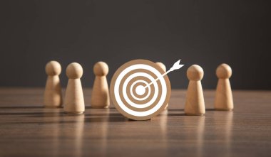 Tahta insanlarla hedef dartı. Hedef alınıyor 