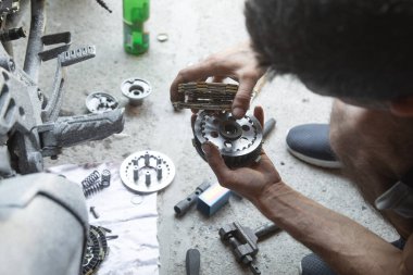 Motosiklet debriyajı tamircisi..