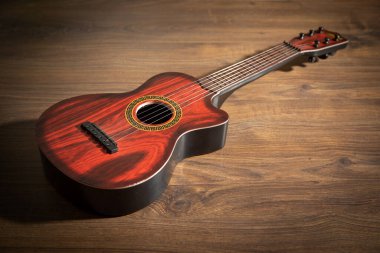 Tahta arka planda gitar.