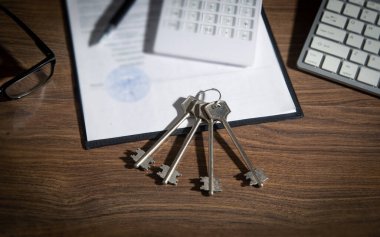 İş ahşap masalı anahtarlar..