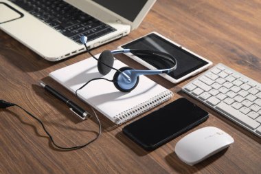 Bilgisayar klavyesinde müşteri hizmetleri kulaklığı.