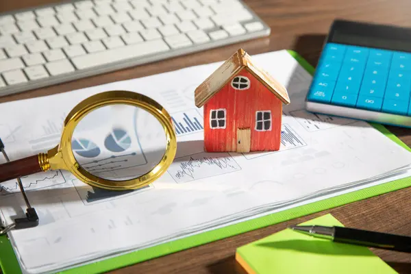 House Model Graphs Magnifying Glass Business Objects Table — Stock Photo, Image