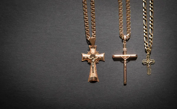 Κολιέ Golden Cross Στο Μαύρο Φόντο — Φωτογραφία Αρχείου