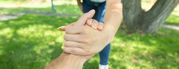 Erkek Kadın Elleri Birbirine Yardım Ediyor — Stok fotoğraf