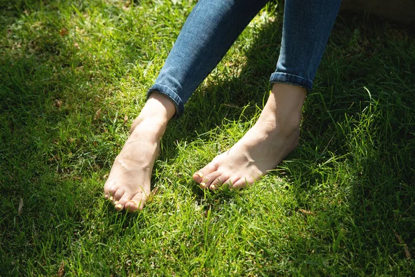 Kadın Bacakları Rahatlar Yeşil Çimlerde Hisseder — Stok fotoğraf