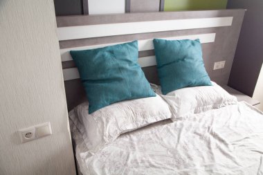 Yatakta rahat yastıklar. Yatağın içi