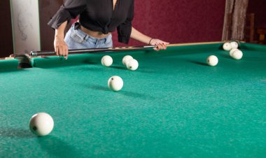 Beyaz kız bilardo oynuyor..