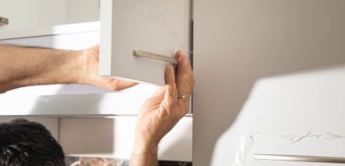 Yeni mutfak mobilyalarının işçiler montajı.