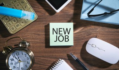 Yapışkan notta yeni görev mesajı.