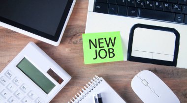 Yapışkan notta yeni görev mesajı.