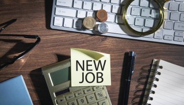 Yapışkan notta yeni görev mesajı.