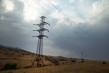  Aktarım güç hattı. Yüksek voltaj kulesi