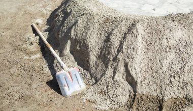 Çimentoyla kürek. İnşaat alanı