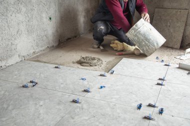 Seramik seramik seramik döşeme. Zemini yeniliyorum.