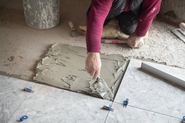 Seramik seramik seramik döşeme. Zemini yeniliyorum.