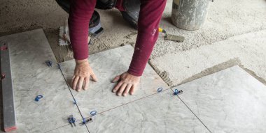 Seramik seramik seramik döşeme. Zemini yeniliyorum.