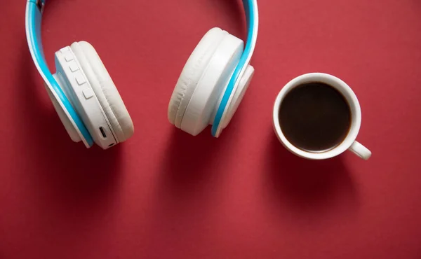 Coffee Cup Headphones Bordeaux Background — Stock Photo, Image